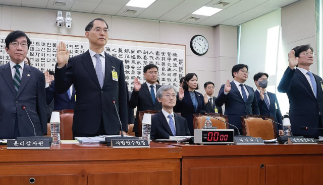 조희대 대법원장이 6일 국회 법제사법위원회에서 열린 대법원 등에 대한 국정감사에서 선서를 거부하고 있다 사진연합뉴스