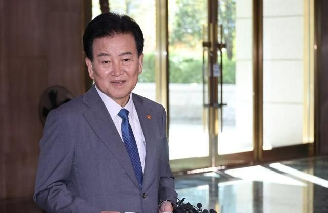 정동영 통일부 장관이 2일 서울 종로구 정부서울청사로 출근하며 취재진 질문에 답하고 있다 사진연합뉴스