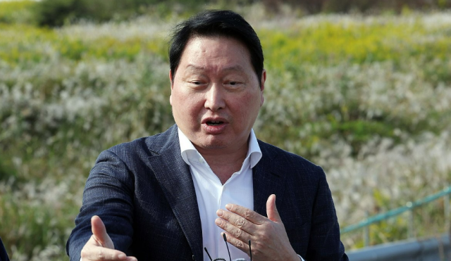 최태원 SK하이닉스 회장이 9일 오후 반도체 산단이 들어설 전남광주 서구 군공항 부지에서 현장 방문을 마친 뒤 기자들의 질문에 답하고 있다 사진연합뉴스