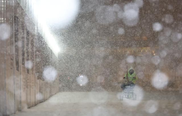 지난달 23일 저녁 서울 종로구 광화문광장 일대에 많은 양의 눈이 내리고 있다 사진연합뉴스