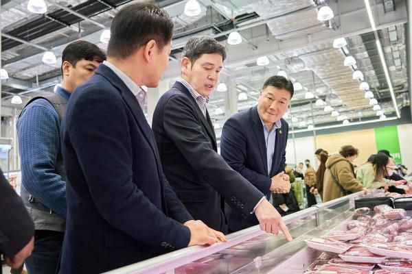 정용진 신세계그룹 회장이 설 명절을 앞두고 지난 9일 트레이더스 인천 구월점을 방문해 둘러보고 있다 사진신세계그룹