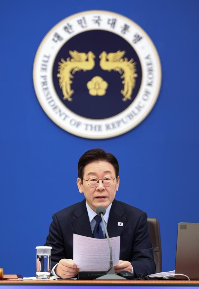 이재명 대통령이 10일 청와대에서 열린 국무회의에서 발언하고 있다 연합뉴스
