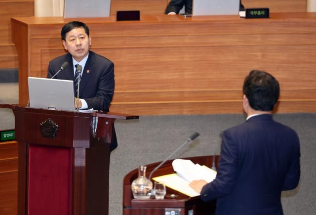 구윤철 부총리 겸 재정경제부 장관이 10일 국회 본회의장에서 열린 경제 분야 대정부질문에서 윤영석 국민의힘 의원의 질문에 답하고 있다 사진연합뉴스