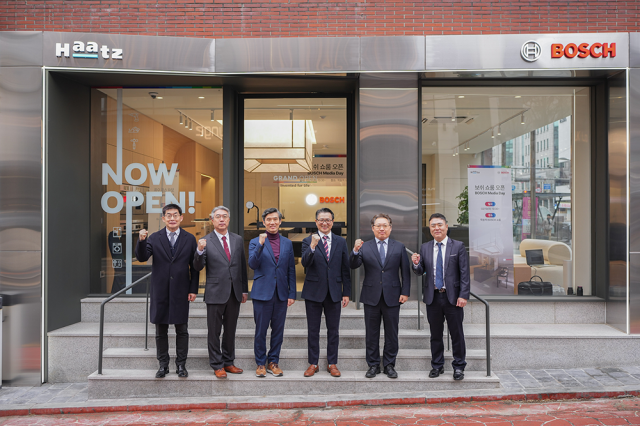 10일 보쉬 쇼룸 오픈 기념 테이프 컷팅식 현장 모습 사진하츠