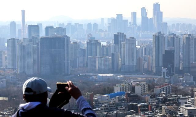  1일 서울 남산 전망대에서 바라본 시내 곳곳에 아파트 단지가 빼곡하게 들어서 있다 202621 사진연합뉴스