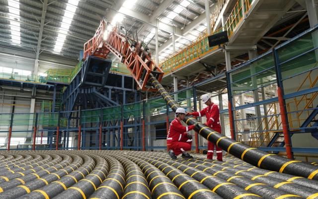 LS전선 관계자들이 자사 해저케이블을 점검하고 있다 사진LS전선