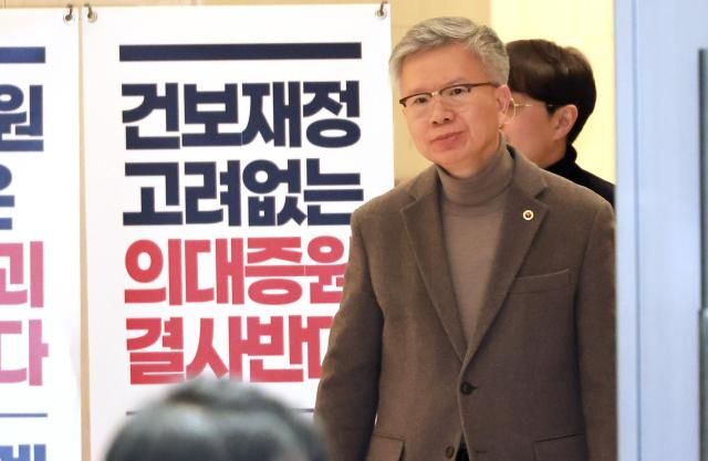 김택우 대한의사협회 회장이 10일 서울 용산구 의협회관에서 열린 의대정원 증원 등과 관련한 긴급브리핑에 참석하고 있다 2026210 사진연합뉴스