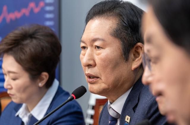  정청래 대표가 9일 국회에서 열린 최고위원회의에서 2차 특검 추천 논란과 관련한 사과 발언을 하고 있다 사진연합뉴스