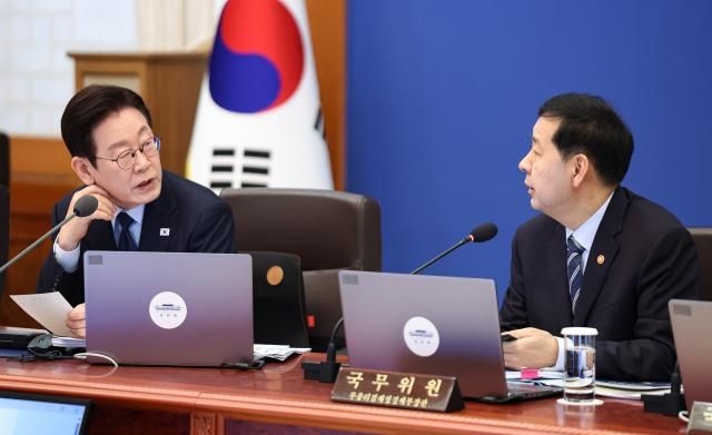 이재명 대통령이 10일 청와대에서 열린 국무회의에서 구윤철 부총리 겸 재정경제부 장관과 대화하고 있다.[사진=연합뉴스]