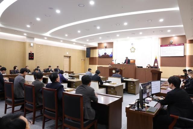  제338회 임시회 의사일정 마무리 본회의장 모습사진서천군의회