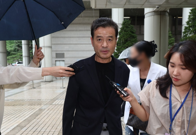 임종성 더불어민주당 전 의원이 지난 2024년 9월 12일 서울 서초구 서울중앙지법에서 열린 돈봉투 수수 의혹 1심 선고 공판에서 징역형 집행유예를 선고받은 뒤 법정을 나서고 있다 사진연합뉴스