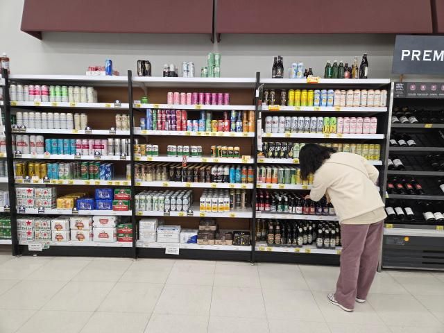 시민이 한 대형마트 매대에서 주류를 고르고 있다 사진조재형 기자