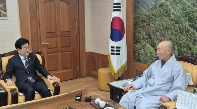 정동영 통일부 장관이 11일 서울 서초구 관문사에서 대한불교천태종 총무원장 덕수스님을 예방하고 있다 사진연합뉴스