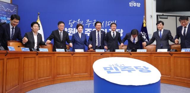 정청래 더불어민주당 대표와 한병도 원내대표 최고위원들이 11일 국회에서 열린 최고위원회의에서 손을 잡고 인사하고 있다 사진연합뉴스 