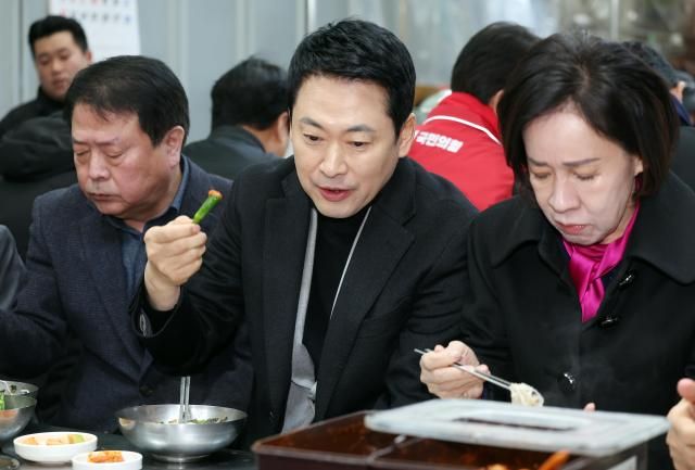 장동혁 국민의힘 대표가 11일 대구 서문시장을 방문해 국수를 먹고 있다 사진연합뉴스