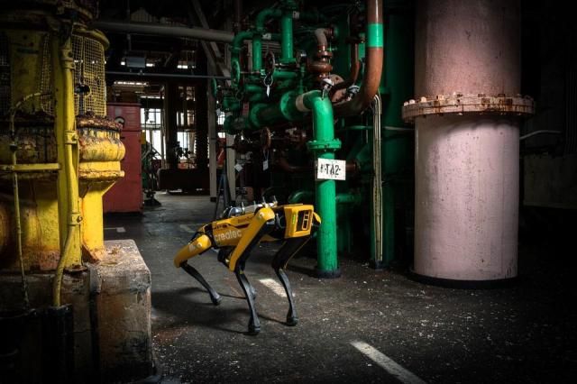 현대자동차그룹 로봇 전문 계열사 보스턴다이나믹스의 4족 보행 로봇 ‘스팟Spot’이 셀라필드 현장을 순찰하는 모습 사진셀라필드