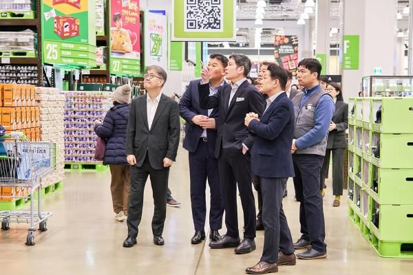 정용진 신세계그룹 회장이 지난 9일 트레이더스 인천 구월점을 찾아 직원들을 격려했다 사진신세계그룹