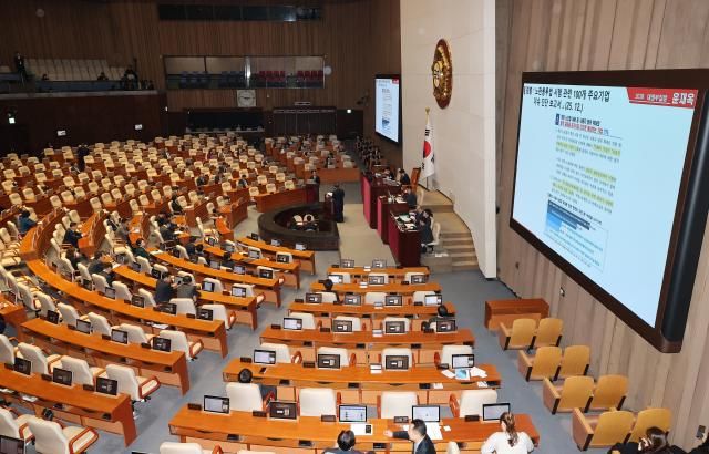 김민석 국무총리가 11일 국회 본회의장에서 열린 교육·사회·문화 분야 대정부질문에서 윤재옥 국민의힘 의원의 질문에 답하고 있다 사진연합뉴스