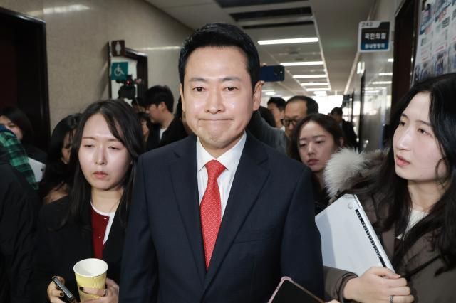 장동혁 국민의힘 대표가 12일 국회 당 대표실로 향하고 있다 장 대표는 이날 예정됐던 이재명 대통령과의 오찬에 불참한다 사진연합뉴스