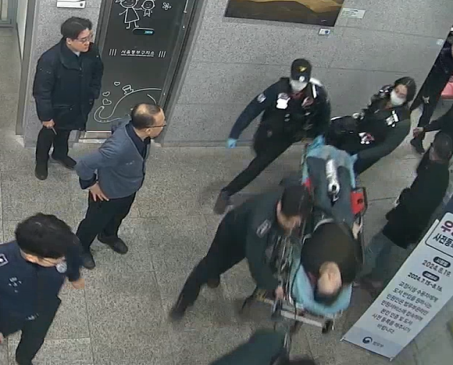 민원인이 응급 구조대에 의해 병원으로 실려가고 있다 사진법무부