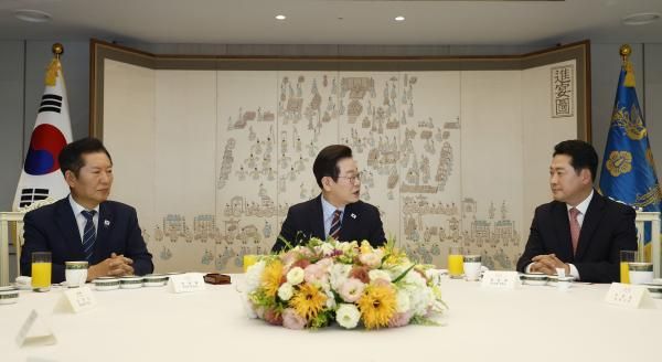 이재명 대통령이 지난해 9월 8일 용산 대통령실에서 여야 지도부와 오찬 회동을 하고 있다 사진연합뉴스