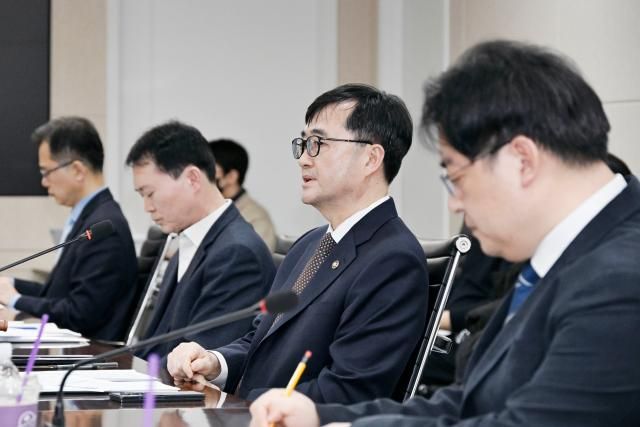 임기근 기획예산처 장관 직무대행 차관이 11일 서울 중구 한국재정정보원에서 열린 제2차 민간투자사업심의위원회 본회의를 주재하고 있다사진기획예산처