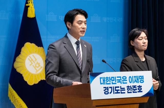 한준호 더불어민주당 의원이 12일 국회에서 경기지사 후보 출마 기자회견을 하고 있다 사진연합뉴스