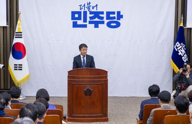 서울연합뉴스 황광모 기자 더불어민주당 한병도 원내대표가 12일 설 연휴를 앞두고 국회에서 열린 의원 총회에서 이날 본회의에서 처리할 안건들을 설명하고 있다 2026212 