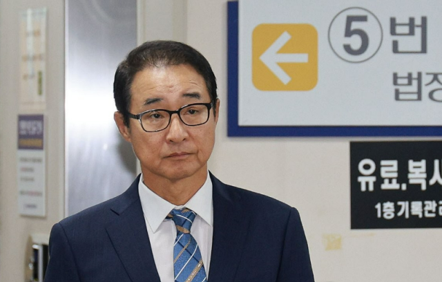 이성만 전 의원이 19일 서울 서초구 서울고법에서 열린 항소심 선고 공판에 출석하고 있다 사진연합뉴스