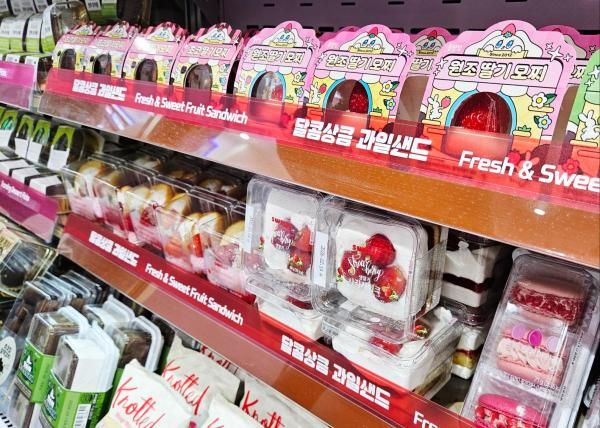 CU 성수 디저트파크점 디저트 존에 마카롱과 과일 샌드 등이 진열돼 있다 사진홍승완 기자