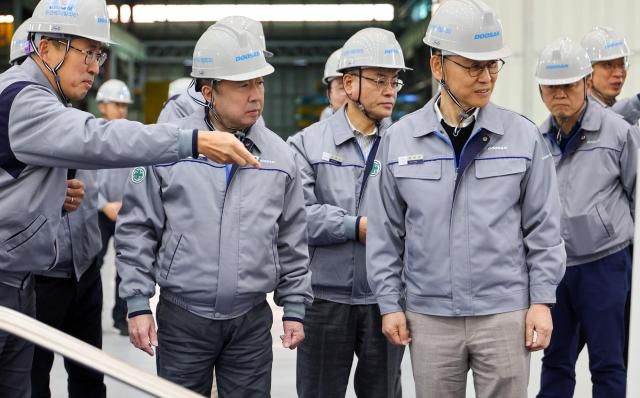 박정원 두산그룹 회장왼쪽에서 두번째이 11일 경남 창원 두산에너빌리티 사업장을 방문해 소형모듈원전SMR 제작라인을 둘러보고 있다 사진두산