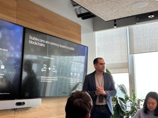 니신트 상하비 비자Visa 아시아태평양 디지털 커런시 총괄이 12일 서울 중구에서 열린 ‘비자코리아 스테이블코인 미디어 세션’에서 발표를 하고 있다 사진정윤영 기자