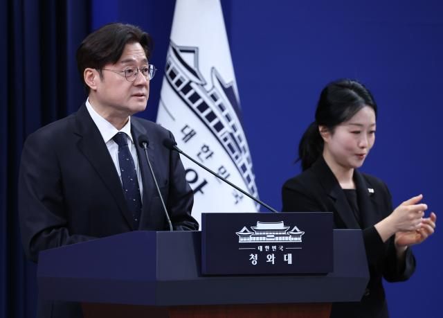홍익표 정무수석이 12일 청와대 춘추관에서 이날 예정됐다 취소된 이재명 대통령과 더불어민주당 정청래 대표, 국민의힘 장동혁 대표 오찬 관련 브리핑을 하고 있다.[사진=연합뉴스]