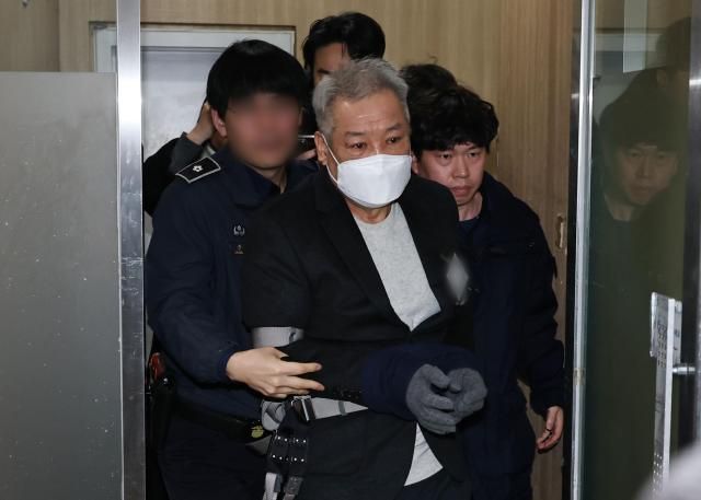 건진법사 전성배씨가 19일 서울 서초구 안권섭 상설특별검사 사무실에 참고인 신분으로 출석하고 있다 사진연합뉴스