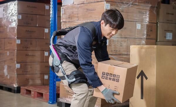 코스모로보틱스의 산업용 웨어러블 로봇 COSaver Back을 시현하는 모습 출처코스모로보틱스