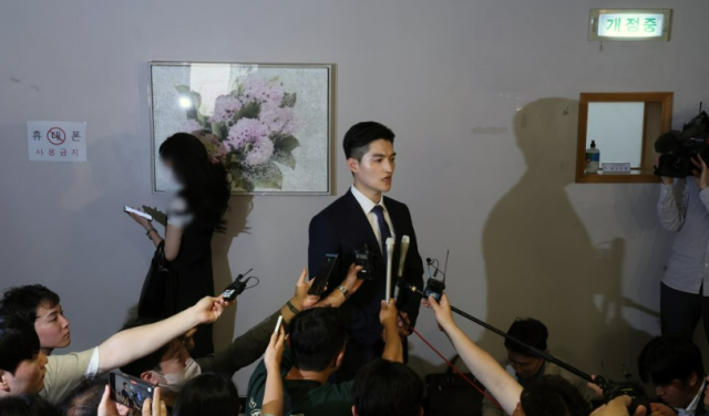 지난 2023년 6월 12일 오후 부산 연제구 부산고등법원에서 열린 부산 돌려차기 사건 항소심을 마치고 피해자 변호인이 입장을 밝히고 있다 사진연합뉴스