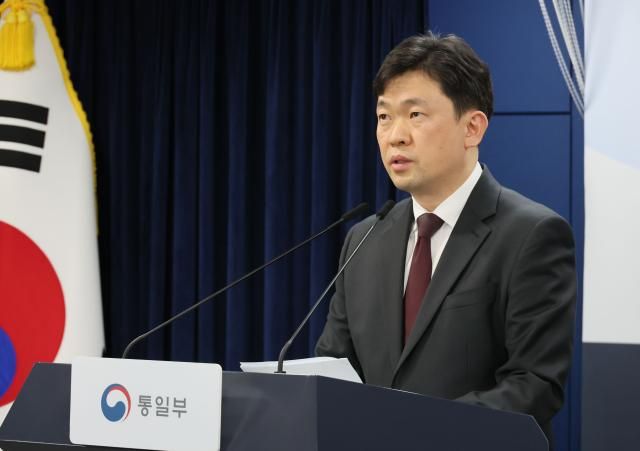 윤민호 통일부 대변인이 13일 서울 종로구 정부서울청사에서 열린 정례브리핑에서 김여정 북한 노동당 부부장 담화에 대한 통일부 입장을 발표하고 있다 사진연합뉴스 