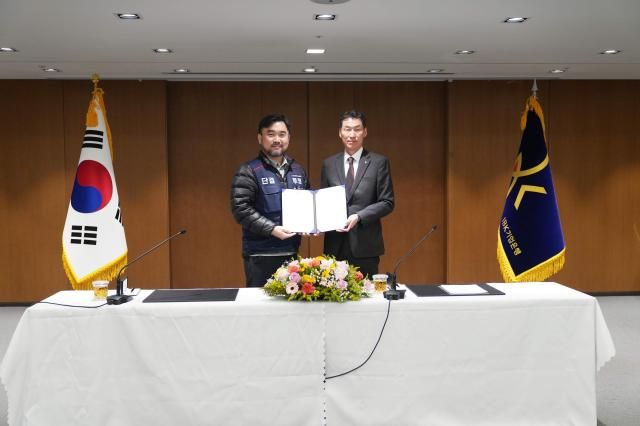 류장희 IBK기업은행 노조위원장왼쪽과 장민영 IBK기업은행장이 13일 ‘2025년 임금 교섭안’ 등에 합의한 뒤 기념촬영을 하고 있다 사진IBK기업은행 노조