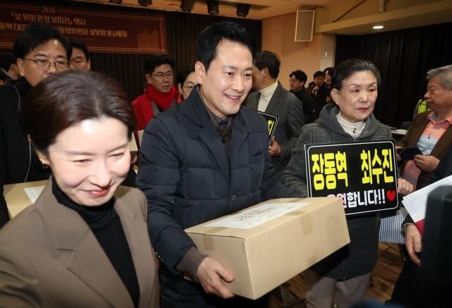 장동혁 국민의힘 대표와 송언석 원내대표가 13일 서울 중구 쪽방촌에서 주민에게 설맞이 선물을 전달하기 위해 이동하고 있다 사진연합뉴스