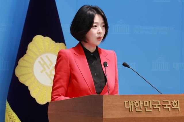 배현진 국민의힘 의원이 13일 국회 소통관에서 당 중앙윤리위원회가 배 의원에 대해 당원권 정지 1년 처분을 내린 것과 관련해 기자회견을 하고 있다사진연합뉴스