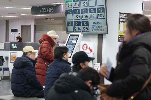 서울 마포구 서울서부고용복지플러스센터&nbsp;실업인정신청 창구가 신청인들로 붐비고 있다 사진연합뉴스