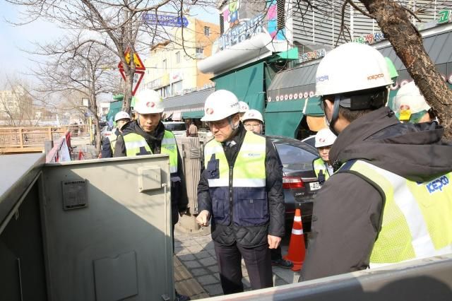 정치교 한국전력공사 안전영업배전부사장사진 가운데이 전력설비 현장점검에 나서고 있다 사진한국전력공사