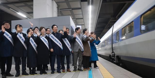 정청래 더불어민주당 대표와 한병도 원내대표를 비롯한 지도부가 13일 서울 용산역에서 귀성 인사를 하고 있다 사진연합뉴스