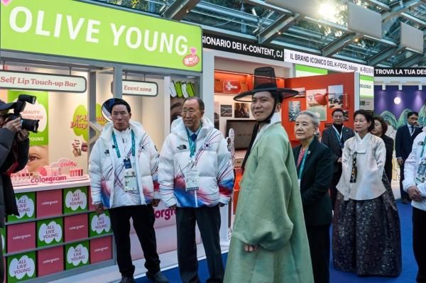 지난 5일 열린 밀라노 코리아하우스 개관식에서 반기문 전 UN 사무총장과 유승민 대한체육회장이 홍보관을 둘러보고 있다 사진CJ그룹