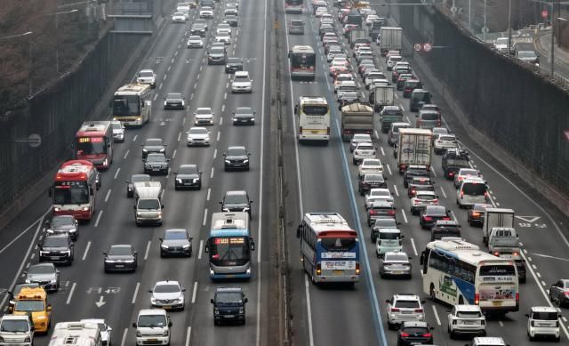 설 연휴를 앞둔 13일 서울 서초구 반포IC 인근 경부고속도로 차량 통행이 정체되고 있다 사진연합뉴스