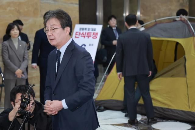 유승민 전 의원이 20일 국회 로텐더홀에서 단식 중인 국민의힘 장동혁 대표를 만난 뒤 취재진과 인터뷰하고 있다 사진연합뉴스 