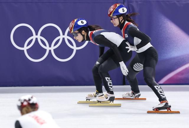 2026 밀라노-코르티나담페초 동계올림픽 쇼트트랙 여자 3000m 계주 준결승에서 최민정이 김길리와 주자 교대를 하고 있다 사진연합뉴스