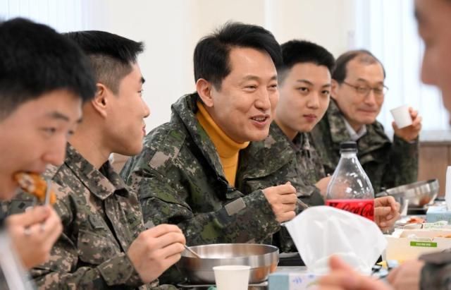 오세훈 서울시장이 16일 1방공여단 방공진지 병영식당에서 장병들과 식사하고 있다 사진연합뉴스
