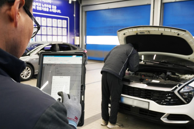  설 연휴를 앞두고 리본카 전문 정비사가 출고 차량을 정밀 점검하고 있다 이미지 제공리본카 