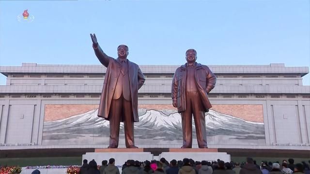 김정일 생일을 맞아 북한 주민들이 만수대 동상을 참배했다고 조선중앙TV가 16일 보도했다 사진연합뉴스
